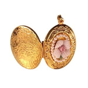 Vintage Pink Rose Cameo Locket Necklace Gold Tone Floral Etched Photo Pendant